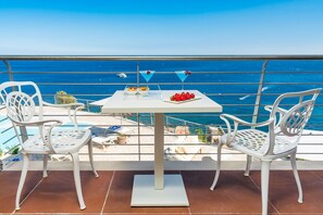 Activities, Balcony / Terrace / Patio, Building Exterior, Facilities, Pool, Spring, Summer