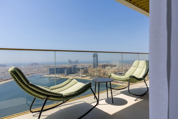 Coastal holiday rental with uninterrupted sea and Palm Jumeirah views in Emaar Beachfront