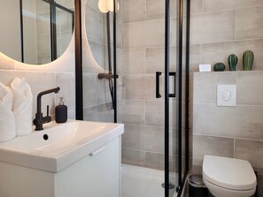Sauberes und modernes Badezimmer mit Fenster
