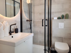 Sauberes und modernes Badezimmer mit Fenster