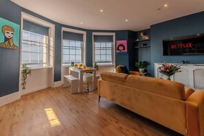 🛋 Living Room / Lounge
“Unwind with bold style and sea views from the chic Georgian lounge.”
