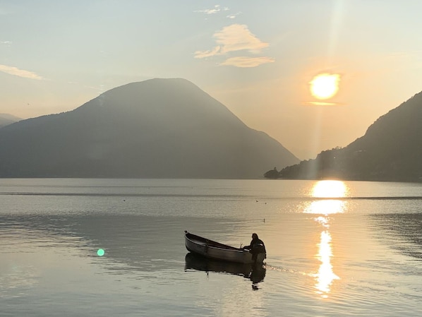 Water, Mountainous Landforms, Body Of Water, Mountain, Hill, Coastal And Oceanic Landforms, Horizon, Highland, Sunrise, Lake