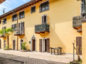 Porte, Appartement, Balcon, Plante D'Appartement, Pot De Fleur, Hôtel, Pavé