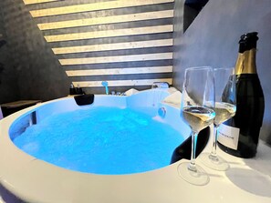 Indoor spa tub
