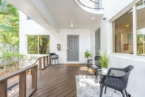 Private patio with comfy seating & canal views in Las Olas Isles retreat