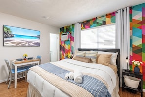Cozy queen bed & blackout curtains in serene Las Olas Isles retreat