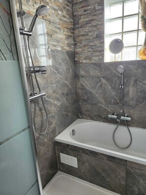 Bath tub