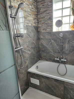 Bath tub
