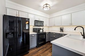 Fully-equipped Kitchen | Perfect for cooking at home!