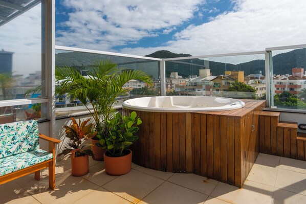 Outdoor spa tub