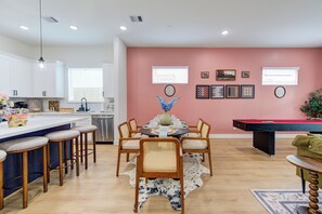 Open floor plan conept featuring dining area, living room, and kitchen