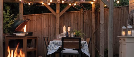 Star lit gazebo ready for dinner...