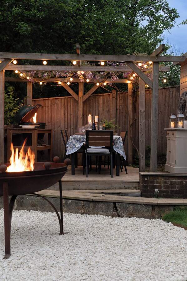 Star lit gazebo ready for dinner...