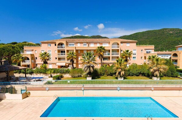 Relax by the outdoor swimming pool, surrounded by nature and the beautiful mountain backdrop. Open from early May to mid-October, the pool is perfect for a refreshing dip between 9 a.m. and 9 p.m.