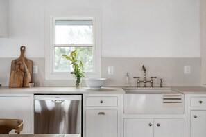 Designer-designed kitchen with all the amenities!