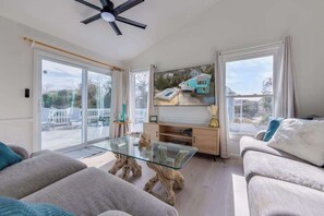 Unwind in style in our sun-kissed living room oasis ☀️. Bask in abundant natural light as you sink into plush seating, perfect for cozy movie nights or lively game sessions. Step outside onto the deck for a soothing soak in the hot tub or enjoy alfr