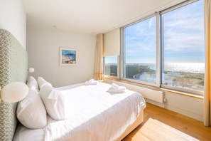 Heath House, Thorpeness: Master bedroom with a 6' super-king size bed and sea views