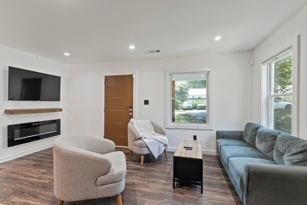 Sink into your plush sofas, enjoy the warm ambiance while making meaningful conversations close to the fireplace, and feel right at home.