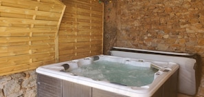Indoor spa tub