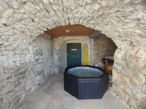 Indoor spa tub