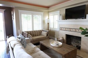 Cozy & Chic Living room to cuddle up for movie night, your favorite Netflix show, or open up that Novel you've been meaning to read. This is a relaxing Den that sleeps ( 1 ) additional person on the sofa. 
*Fireplace Decorative only*