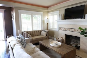 Cozy & Chic Living room to cuddle up for movie night, your favorite Netflix show, or open up that Novel you've been meaning to read. This is a relaxing Den that sleeps ( 1 ) additional person on the sofa.
*Fireplace Decorative only*