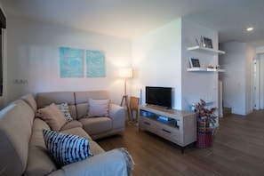 Communal lounge/ TV room,Living room,Floor plan,Garden view