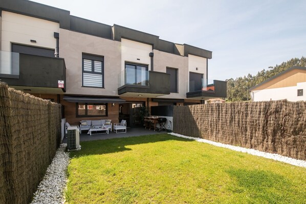 Facade/entrance,BBQ facilities,Garden,Balcony/Terrace,Garden view