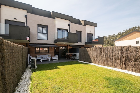 Facade/entrance,BBQ facilities,Garden,Balcony/Terrace,Garden view