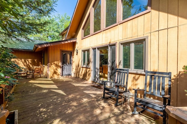 Welcome to Cabin Cozy Wozy in the Lake Naomi Community!
