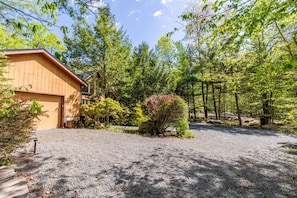 Welcome to Cabin Cozy Wozy in the Lake Naomi Community!