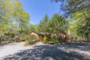 Welcome to Cabin Cozy Wozy in the Lake Naomi Community!