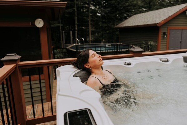 Outdoor spa tub