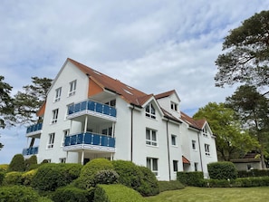 Nuage, Ciel, Plante, Bâtiment, Fenêtre, Propriété, Maison, Arbre, Lot Terre, Herbe