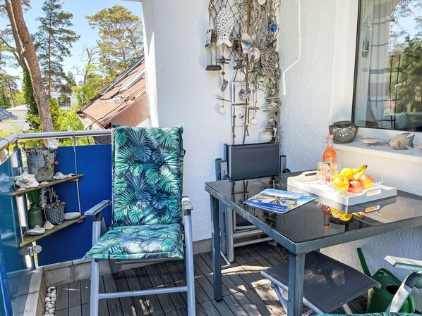 Meubles, Chaise, Mobilier De Jardin, Table, Tableau De Plein Air, Pot De Fleur, Ombre, Plante D'Appartement, Patio, Balcon