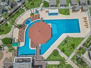 Pool w/ Lazy River