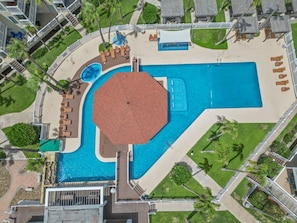 Pool w/ Lazy River