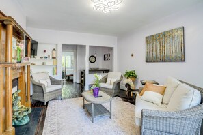 Living Room | Smart TV | Free WiFi | Central Heating & A/C