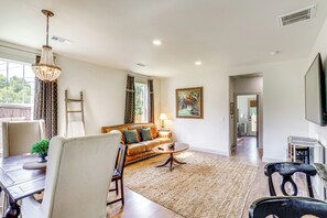 Living Room | Free WiFi | Smart TV