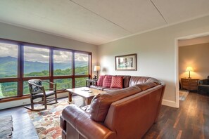 Living Room | Smart TV | Wood-Burning Fireplace