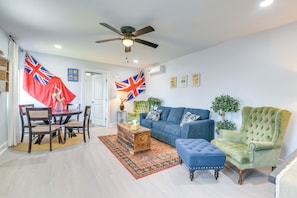 Living Room | Queen Sleeper Sofa | Smart TV | Free WiFi | Central A/C & Heating