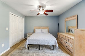 Bedroom 1 | Queen Bed | Smart TV | 2nd Floor