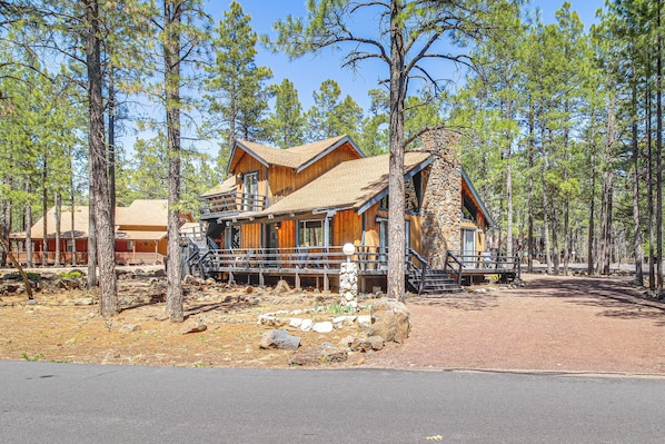 Pinetop Vacation Rental | 3BR | 2BA | Steps to Enter | 1,434 Sq Ft