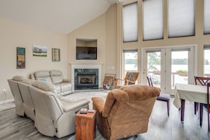 Living Room | Free WiFi | Smart TV | 1st Floor