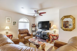 Living Room | Smart TV | Free WiFi | Central A/C | Electric Heat