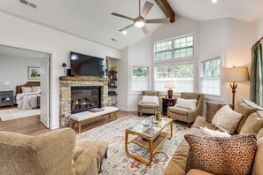 Living Room | Free WiFi | Smart TV