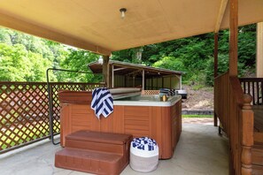 Hot Tub | 2-Story Home