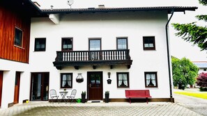 Stammhaus 100qm für max. 4 Pers. mit zwei Schlafzimmern-Eingang mit Balkon