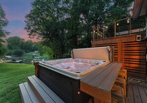 Hot tub - Get some refreshment after a day on the lake.