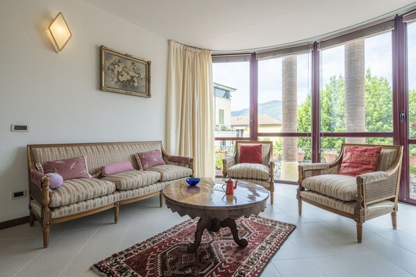 Autumn, Living Room, Spring, Summer